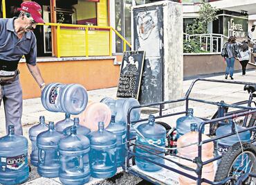 Al año, mexicanos gastan 45 mil mdp en agua embotellada: UNAM