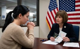 Exoficial revela lo que realmente observan y preguntan durante la entrevista de visa americana