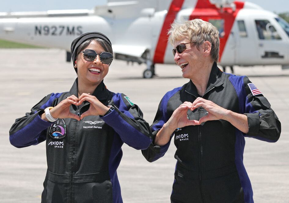 Rayyanah Barnawi y Peggy Whitson, quienes abordaron el segundo vuelo privado a la estación espacial organizado por Axiom Space. Foto: AFP