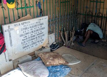 “Mejor dormir entre tumbas que en la calle”: así habitan indigentes un cementerio en Venezuela