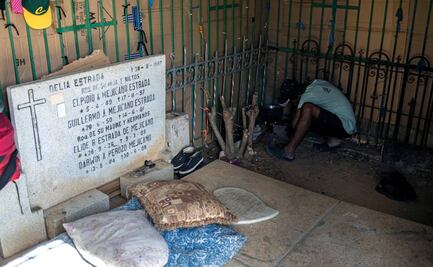 “Mejor dormir entre tumbas que en la calle”: así habitan indigentes un cementerio en Venezuela