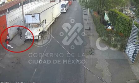 Entre varios golpean y asaltan a un joven de la GAM; cámaras del C5 encuentran a los delincuentes, VIDEO