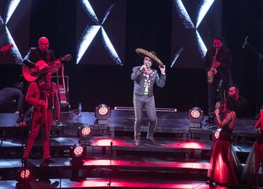 Alejandro Fernández se luce en una velada con mariachis y llena de amor