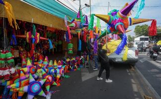 FOTOS: Venta de piñatas y productos para rellenarlas en el mercado de Jamaica