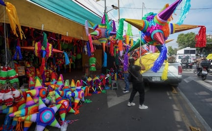 FOTOS: Venta de piñatas y productos para rellenarlas en el mercado de Jamaica