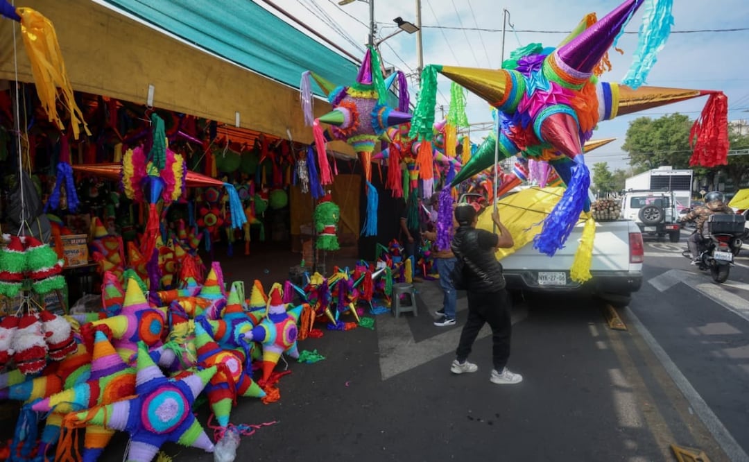 Venta de piñatas y productos para rellenarlas en el mercado de Jamaica. Foto: Luis Camacho | El Universal