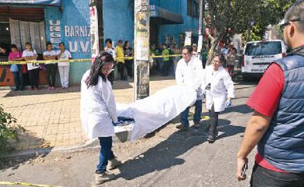 Camioneta se sube a la banqueta, mata a peatón y hiere a ciclista en la Obrera