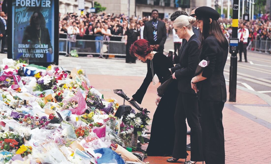 Sharon, viuda del músico, junto a sus hijos, depositó una flor. Fotos: de AP
