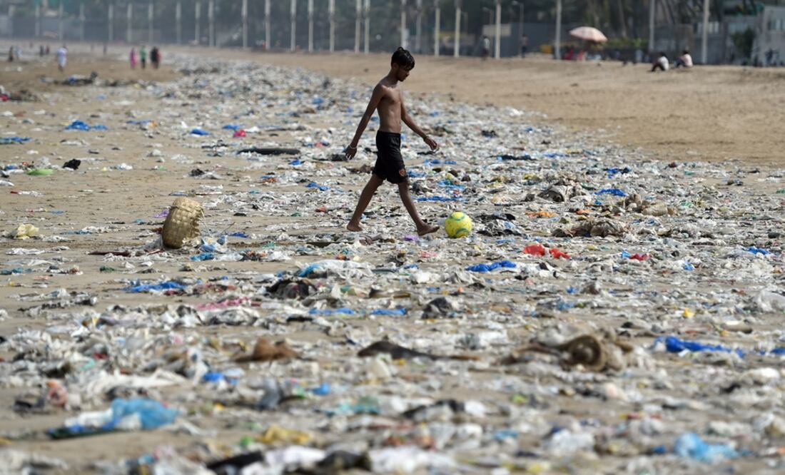 In Mexico, there isn’t a single law or extended responsibility act to make companies recover the polluting material that they generate to commercialize their products - Photo: Punit Paranjpe/AFP