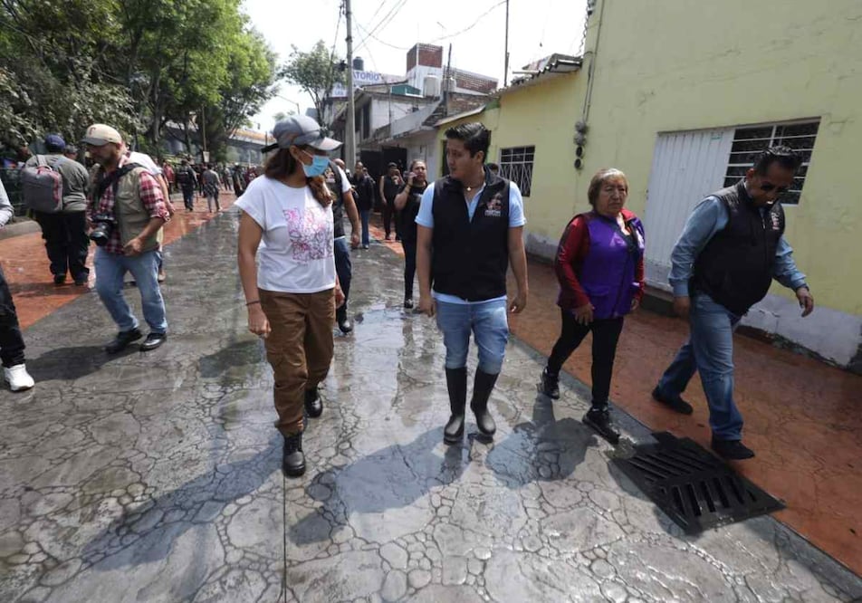 Funcionarios de la alcaldía Venustiano Carranza, encabezados por Evelyn Parra, realizaron labores de limpieza, sanitización y apoyo en viviendas afectadas por las fuertes lluvias. Foto: Especial