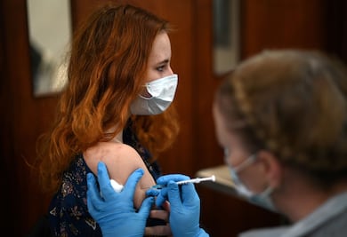 Nueva vacuna de Pfizer contra ómicron sería aplicada hasta marzo del 2022