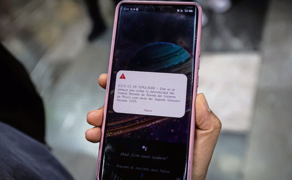 Millones de ciudadanos reciben la alerta de simulacro en sus celulares. Foto: Gabriel Pano / EL UNIVERSAL