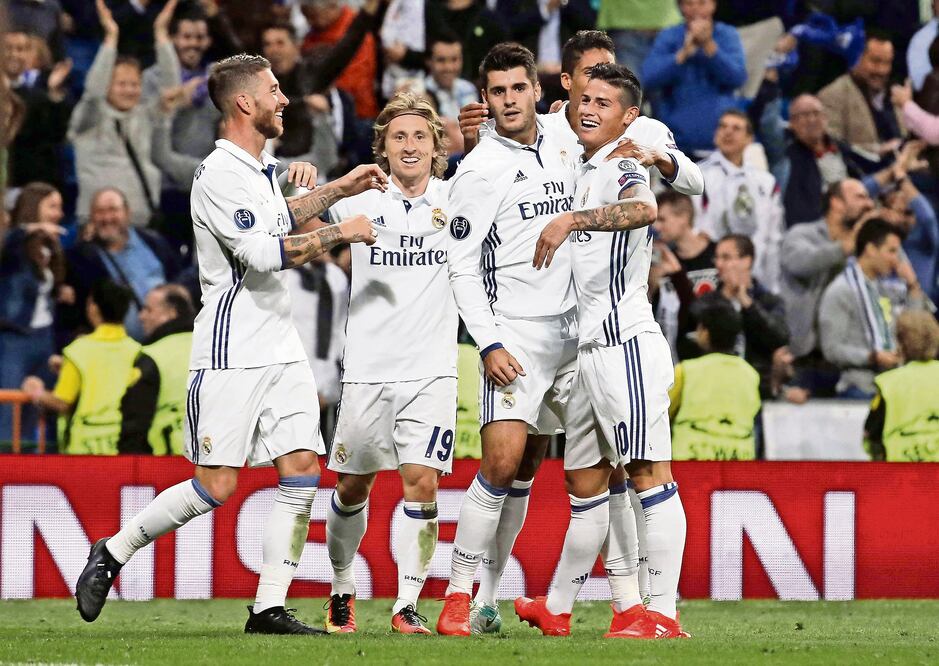 Álvaro Morata (3-izq.), a pase de James Rodríguez, consiguió el tanto de la victoria, al minuto 93 (IKO HUESCA. EFE)