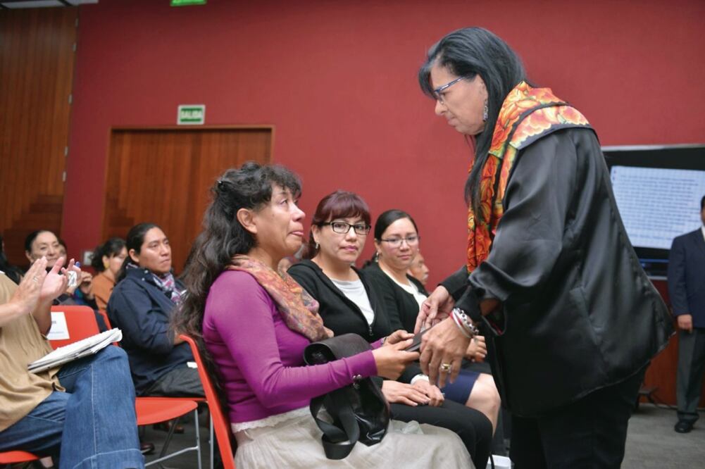 La madre de la joven Lesvy Berlín, asesinada en CU, y la ombudsperson capitalina, Nashieli Ramírez Hernández (CDHCDMX)