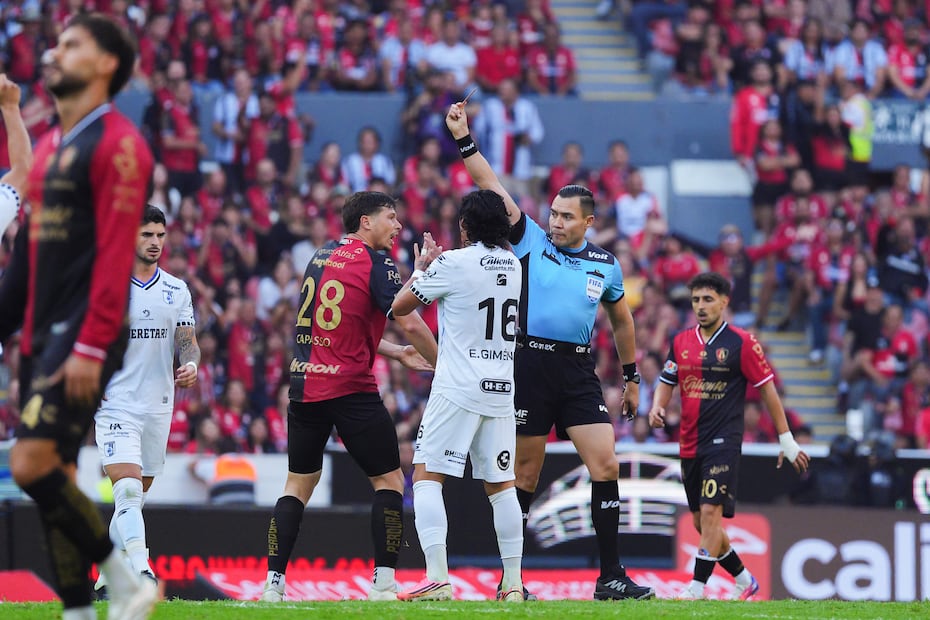 Manuel Capasso recibe una tarjeta roja en el partido entre Atlas y Querétaro - Foto: Imago7