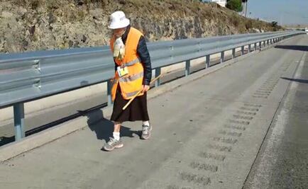 Abuela peregrina cruza caminando Hidalgo para llegar a la Basílica de Guadalupe 