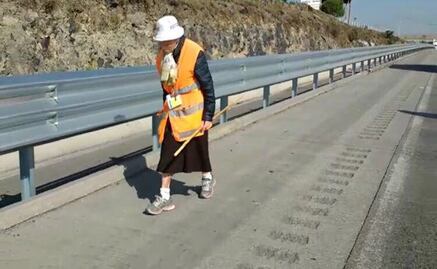 Abuela peregrina cruza caminando Hidalgo para llegar a la Basílica de Guadalupe