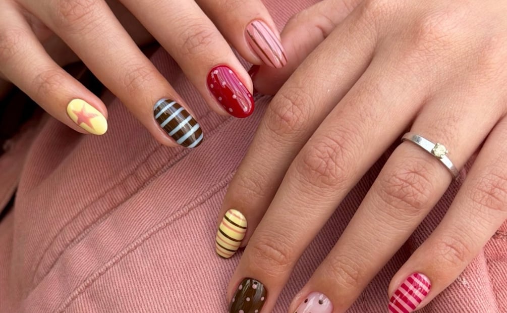 El amarillo mantequilla puede quedar muy bien con tonos oscuros como el chocolate y el rojo. Foto: Instagram @shine_studio_