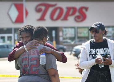 "Me escondí; sólo oía un disparo tras otro": sobrevivientes relatan la horrible matanza en supermercado de Buffalo