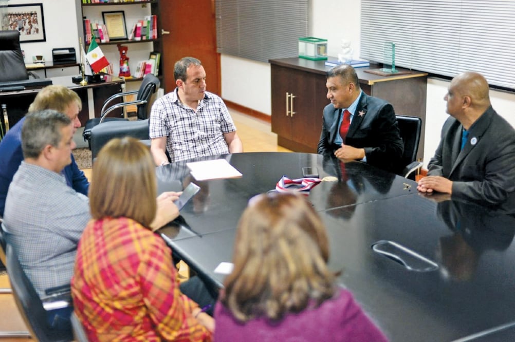 Cuauhtémoc Blanco, alcalde de Cuernavaca, se reunió con integrantes de la Confederación de Migrantes radicados en Estados Unidos, quienes le entregaron un reconocimiento por el apoyo a diferentes agrupaciones (EL UNIVERSAL)