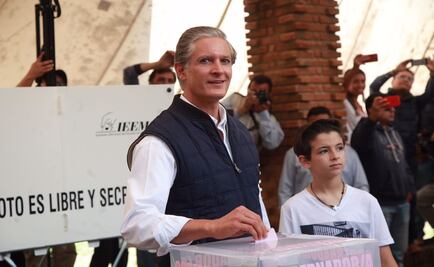 Alfredo Del Mazo emite su voto acompañado de su esposa