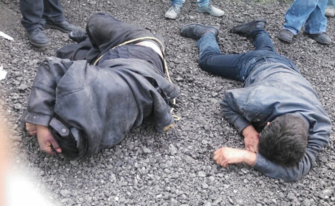Los presuntos ladrones fueron amarrados por los vecinos del lugar (Foto: Emilio Fernández)