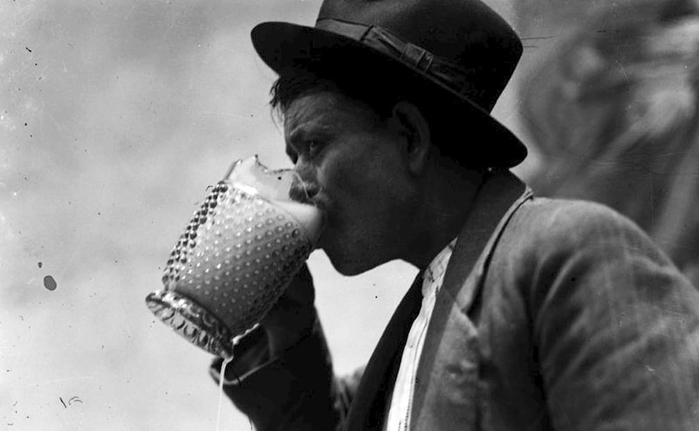 Bebedor en los años 20. El censo del Departamento de Estadística indicó que un capitalino bebió en promedio 458 litros de pulque al año. Foto: Mediateca INAH.