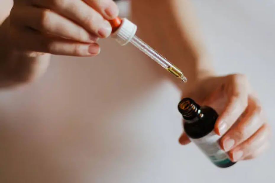 Aunque el sérum facial cumple varias funciones, la principal es hidratar la piel. Foto: Unsplash