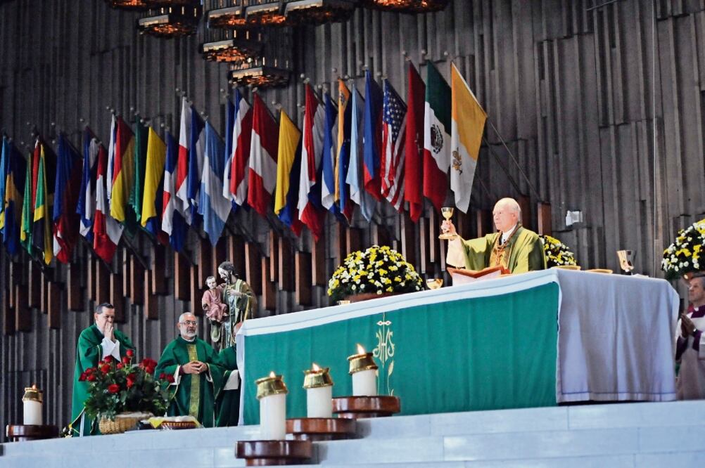 Al encabezar la homilía dominical en la Basílica de Guadalupe, el arzobispo de México, Carlos Aguiar Retes (der.), elevó una súplica para que los católicos no se queden en casa durante los comicios y cumplan en votar. (CUARTOSCURO)
