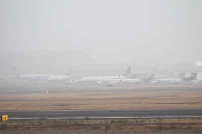 Suspenden aterrizajes en el AICM por banco de niebla