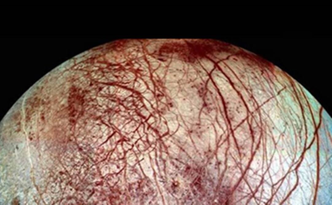 NASA tiene certeza de que Europa oculta un profundo océano de agua líquida salada debajo de su corteza helada. Foto: NASA