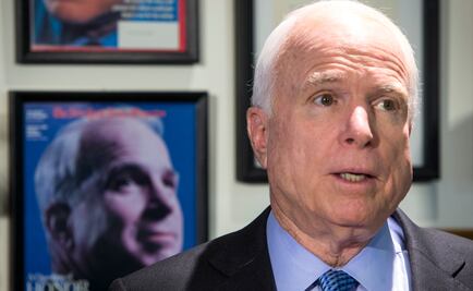Hospitalizan al senador John McCain por tumor