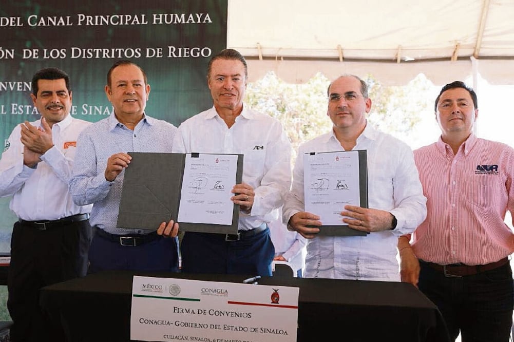 El director de Conagua, Roberto Ramírez (cuarto de izq. a der.) y el gobernador Quirino Ordaz (tercero) negaron que se pretenda privatizar el servicio de agua 