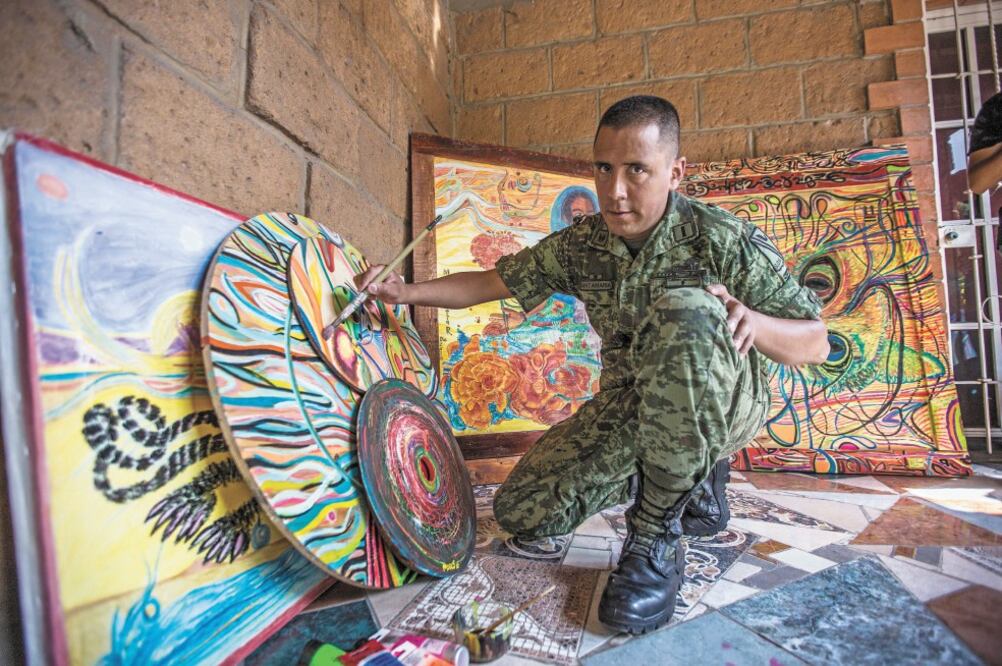 En su serie Colores a la Vida, el artista busca reflejar la diversidad de Oaxaca, además de reconocer a quien más ha amado: su madre. Fotos/GERMÁN ESPINOSA. EL UNIVERSAL