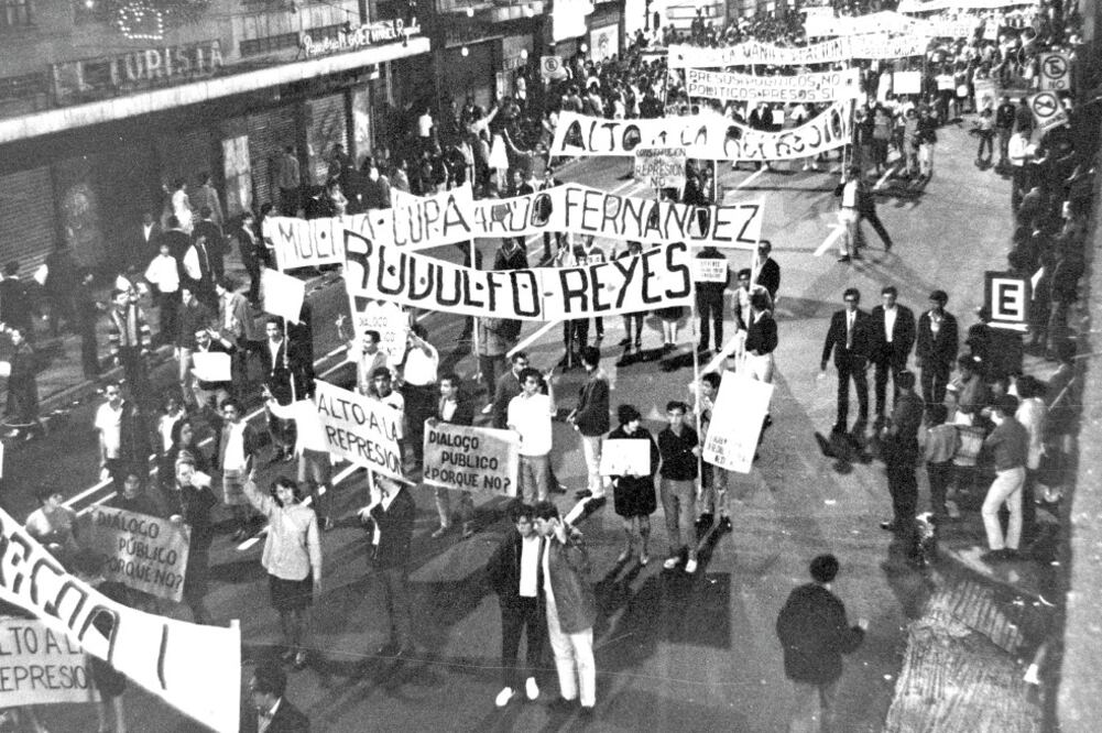 Estudiantes protestan con pancartas durante la Marcha del Silencio, en su pa so por avenida 5 de Mayo, en el Centro Histórico de la ciudad. Foto: ARCHIVO EL UNIVERSAL