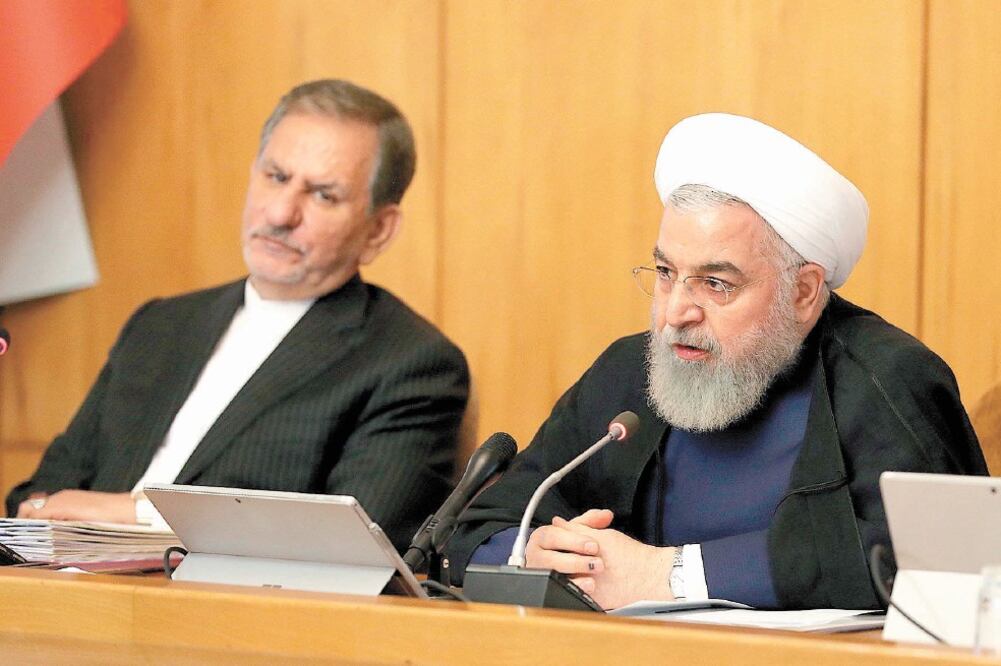 El mandatario de Irán, Hassan Rouhani (derecha), ayer durante una reunión del gabiente en la oficina presidencial, en Teherán. Foto: EFE