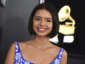 Desde playeras hasta muñecas: así es como lucran con la imagen de Ángela Aguilar