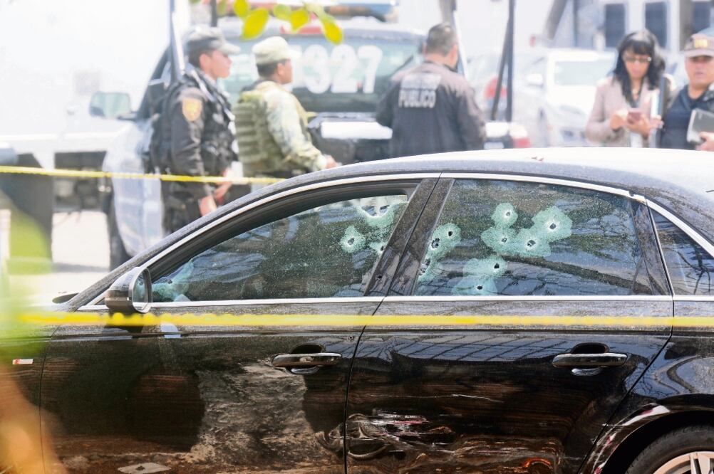 El auto quedó en la esquina de Cuauhtémoc y Vicente Guerrero pues en la huída el conductor perdió el control y chocó contra un árbol (EDUARDO SÁNCHEZ. EL UNIVERSAL)