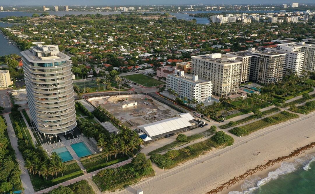 Lote despejado donde una vez estuvo el edificio de condominios Champlain Towers South de 12 pisos el 22 de junio de 2022 en Surfside, Florida. Foto: AFP 