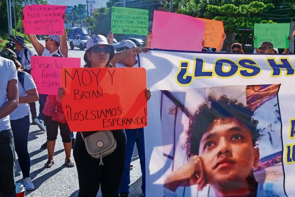 Hace unos días, familiares de las víctimas protestaron en la carrera México-Acapulco, en el punto conocido como Paso Limonero, para exigir la presentación con vida de sus seres queridos. Foto: Cuartoscuro