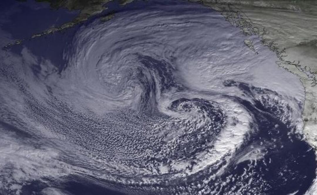 El efecto Fujiwhara es un fenómeno fascinante en la meteorología, en el que dos ciclones tropicales interactúan de manera especial. Foto: Captura de pantalla en X