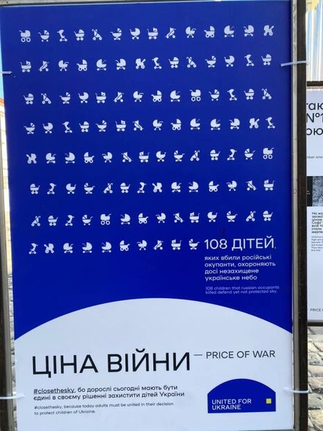 Con carriolas vacías, civiles protestan por los niños muertos en Ucrania 