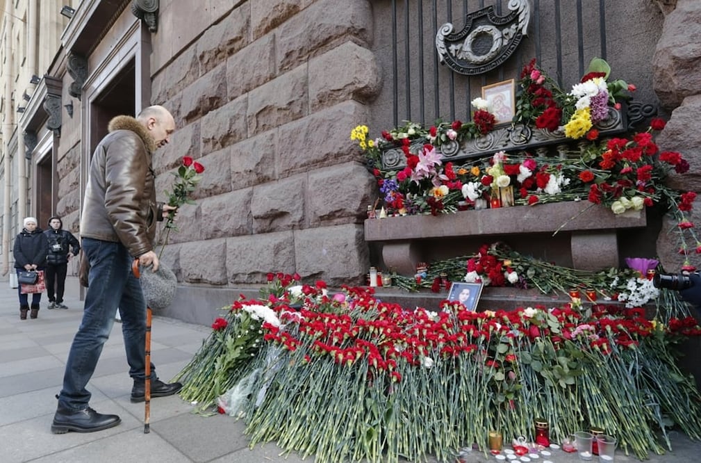Un hombre deposita flores a las puertas de la estación de metro Tejnologuícheskiy Institut en tributo a las víctimas del atentado, en San Petersburgo. Foto: EFE