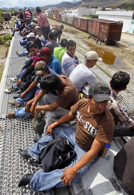 Los migrantes centroamericanos que buscan llegar a EU vía México cada vez transitan por rutas más peligrosas. En la foto, viajeros sobre el tren “La Bestia” (ARCHIVO. EL UNIVERSAL)
