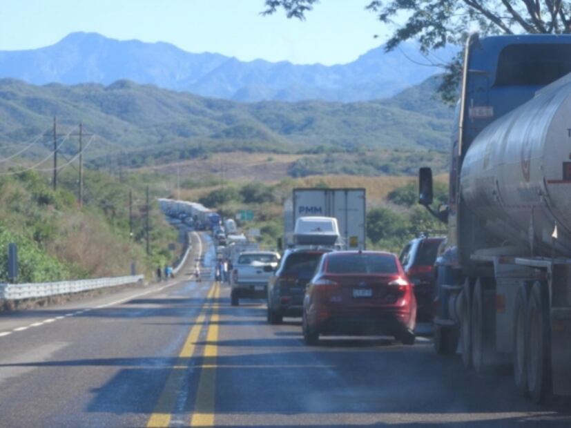 Mantienen cierre de la supercarretera Mazatlán-Durango