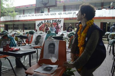 Se compromete CIDH a no dejar solos a padres de los 43