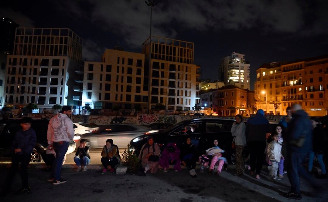 La gente permanece afuera después de un terremoto que se sintió en todo el Líbano en el centro de Beirut, Líbano. Foto: EFE