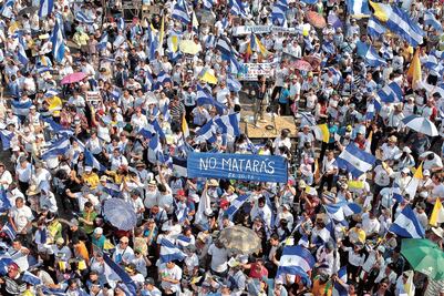 Miles marchan por la paz en Nicaragua