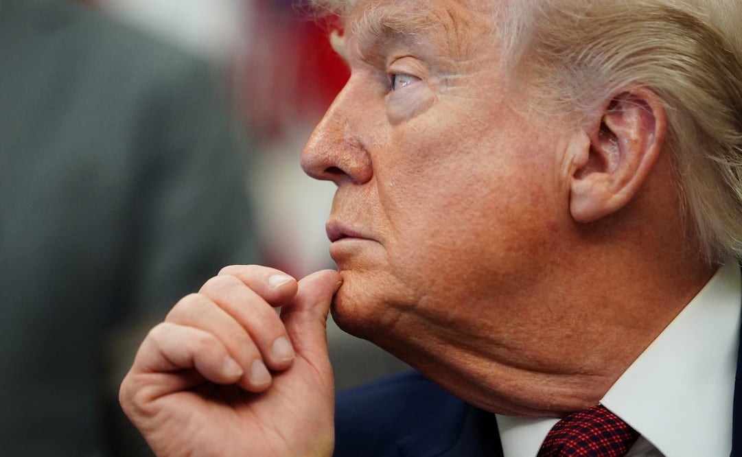 El presidente Donald Trump escucha discursos antes de firmar una orden ejecutiva en el Despacho Oval de la Casa Blanca, el sábado 18 de abril de 2026, en Washington. Foto: AP