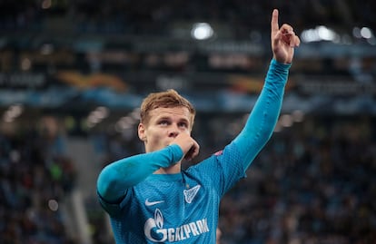 Futbolistas rusos serán investigados tras agresión a funcionarios